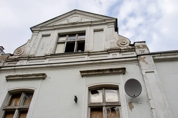 Vieja casa solariega arruinada. Antiguo parque con una mansión en ruinas. Arruinado m —  Fotos de Stock