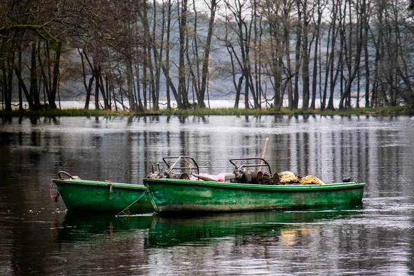 Рыбацкая лодка на реке. Осень, река и лодка на воде . — стоковое фото