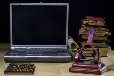 Mimar'ın masa, dizüstü bilgisayar, hesap makinesi masanın üzerinde. Plan, proje