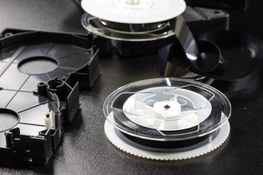 Video kaset görüntü. Video kaset kaset makaralar üzerinde yara. Ahşap tabl