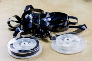 Video kaset görüntü. Video kaset kaset makaralar üzerinde yara. Ahşap tabl