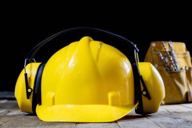 Koruyucu giysiler, kask, eldiven ve gözlük. Koruma işitme