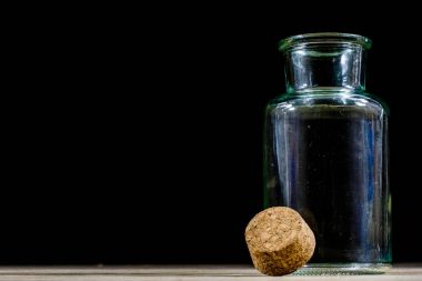 Boş şişe süt Ahşap mutfak masasında. Şişe bir s