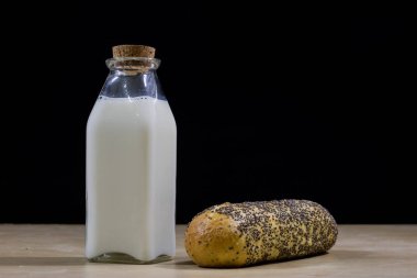 Kahvaltı için malzemeler. Bir şişe ve bir kitc ekmek, süt