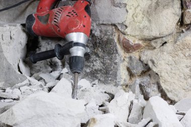 Duvarlar yıkılması. Elektrik hammer kask ve işitme protecti