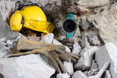 Duvarlar yıkılması. Elektrik hammer kask ve işitme protecti