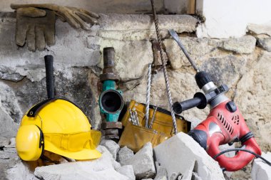 Duvarlar yıkılması. Elektrik hammer kask ve işitme protecti