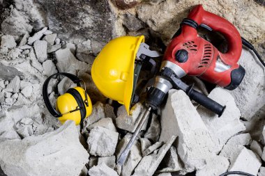 Duvarlar yıkılması. Elektrik hammer kask ve işitme protecti