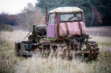 Bir alanda tek başına duran eski Paletler-Düzleme paleti. Toprak işleri, eski bulldoz