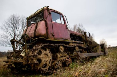 Bir alanda tek başına duran eski Paletler-Düzleme paleti. Toprak işleri, eski bulldoz