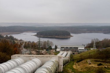 pompalanan depolama enerji santrali. Su deposu görünümünü. Görünümü