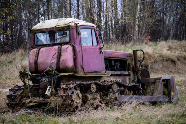 Vecchio bulldozer in piedi da solo in un campo. Opere in terra, vecchio bulldoz — Foto Stock