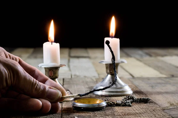 Candele che bruciano in candelabri su un tavolo di legno. Candela argento — Foto Stock