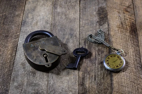 Brandende kaars en oude horloge op een houten tafel. Vloeiende tijd en — Stockfoto