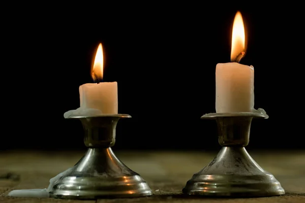 Palące w świeczniki na drewnianym stole. Srebrny świeca — Zdjęcie stockowe