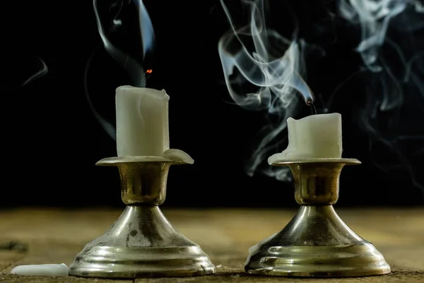 Blown candles in silver candlesticks with smoked wick. Smoke fro — Stock Photo, Image