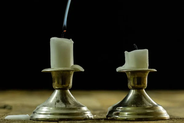 Candele soffiate in candelabri d'argento con stoppino affumicato. Fumo fro — Foto Stock