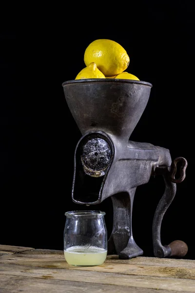 나무 식탁에 오래 된 무 쇠 주스 기계. 레몬 jui — 스톡 사진