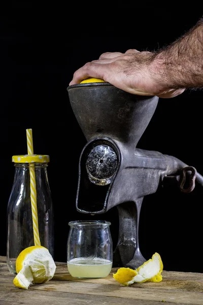 나무 식탁에 오래 된 무 쇠 주스 기계. 레몬 jui — 스톡 사진