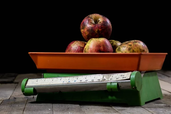 Sabrosas manzanas y viejas escamas de cocina sobre una mesa de madera. Cocina s — Foto de Stock