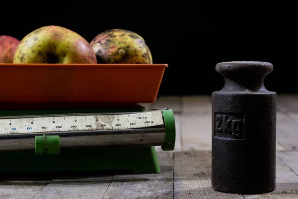 맛 있는 사과 오래 된 부엌 나무 테이블에서 확장 됩니다. 부엌 s — 스톡 사진