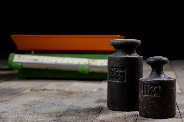 El peso viejo y los pesos sobre la mesa de madera. Escala de cocina usada antigua — Foto de Stock