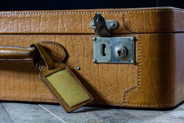 Eski şık çanta. Anahtar çantada ile kilitleyin. Bavula 