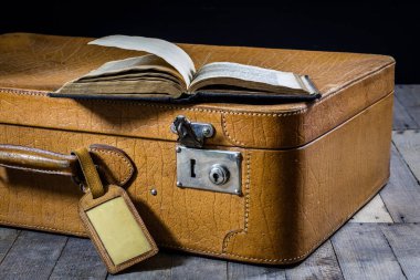 Eski şık çanta. Eski kitaplar bir bavul. Bavula bir woo