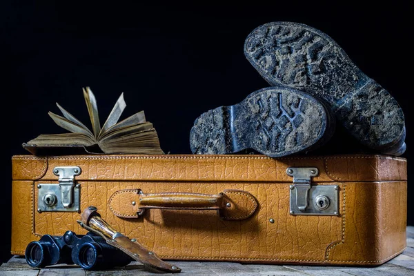 Oude stijlvolle koffer. Militaire modderige schoenen op een koffer. Suitca — Stockfoto