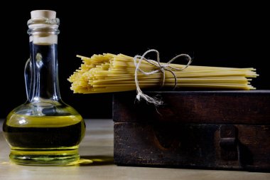 Makarna ve zeytinyağı eski bir mutfak masasında. Eski kitabında tarifleri