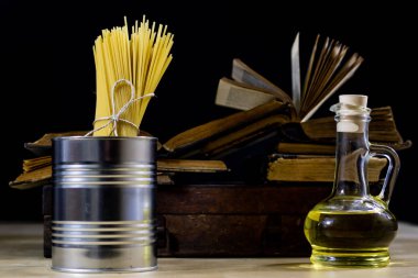 Makarna ve zeytinyağı eski bir mutfak masasında. Eski kitabında tarifleri