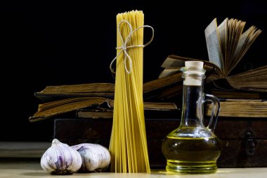 Makarna ve zeytinyağı eski bir mutfak masasında. Eski kitabında tarifleri