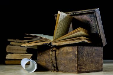 Eski rulo ve katlanmış kağıt rulo olarak planlıyor. Eski kitap ve dava. Yapmak