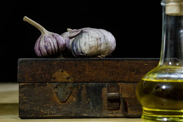 Livros antigos e especiarias. Alho seco e receitas. Tabl de cozinha antiga — Fotografia de Stock