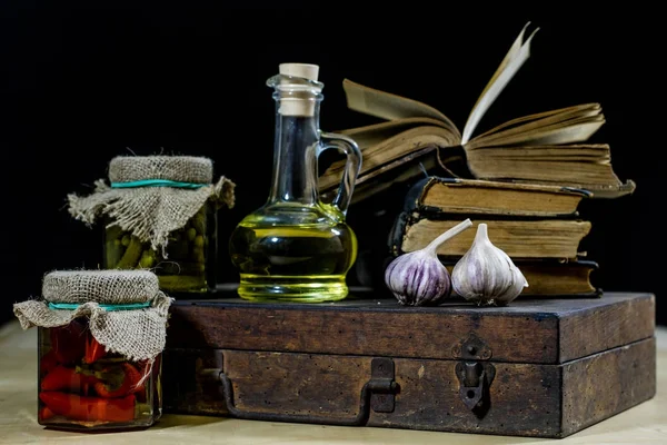Старые книги и специи. Сушеный чеснок и рецепты. Старый кухонный стол — стоковое фото