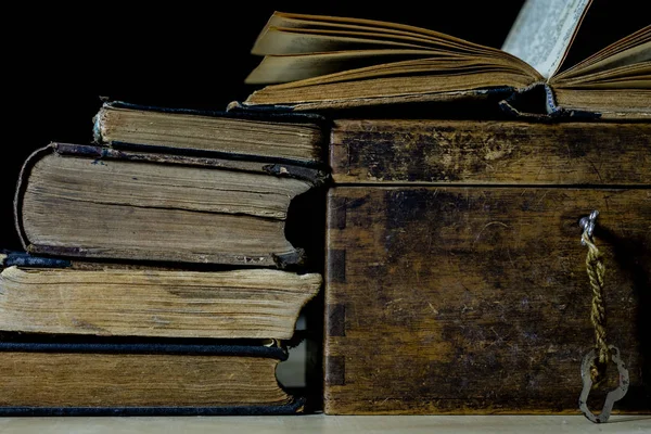 Staré rohlíky a plány v skládané papírové role. Staré knihy a věci. Atrakce — Stock fotografie