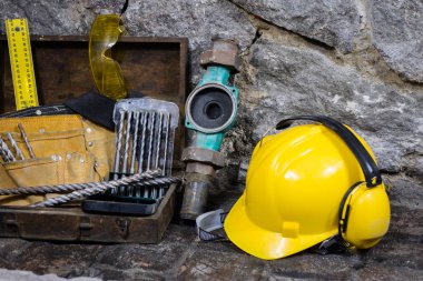 Bir taş duvar üzerinde bir ev inşa için inşaat araçları. Çekiç,