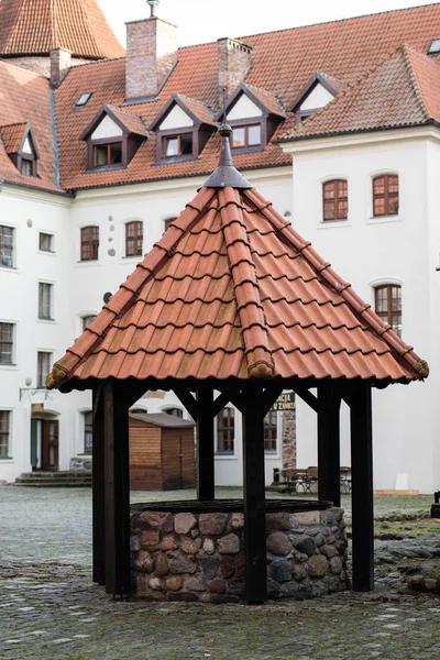 Castillo teutónico y torre de ladrillo rojo en el parque en el otoño se — Foto de Stock