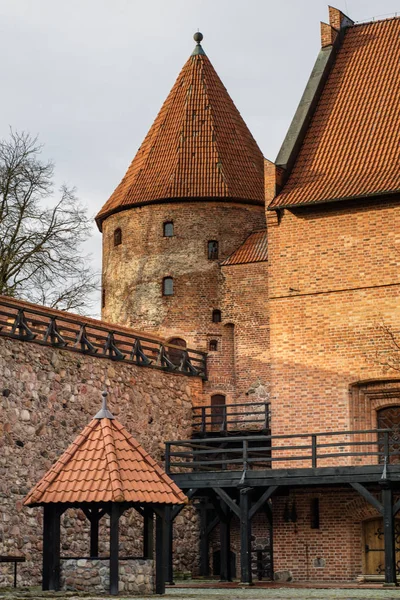 Krzyżackiego zamku i wieży z czerwonej cegły w parku w jesień se — Zdjęcie stockowe