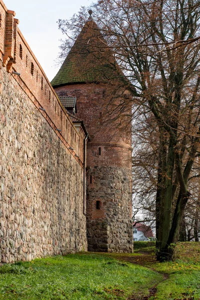 Castillo teutónico y torre de ladrillo rojo en el parque en el otoño se — Foto de Stock