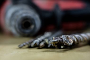 Restoranda tezgah üzerinde basit metal plaka açacağı. A