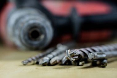 Restoranda tezgah üzerinde basit metal plaka açacağı. A