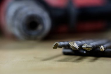 Restoranda tezgah üzerinde basit metal plaka açacağı. A