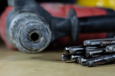 Restoranda tezgah üzerinde basit metal plaka açacağı. A