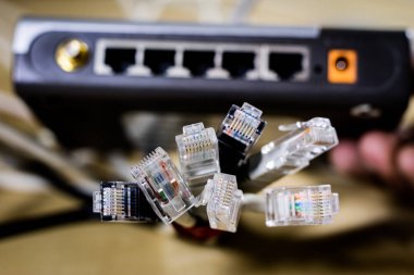 Sahne Alanı'ndaki ağ hub ve rj45 kabloları. Bilgisayar aksesuarları u