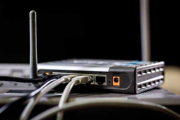 Сетевой хаб и кабели rj45 на сцене. Компьютерные аксессуары u
