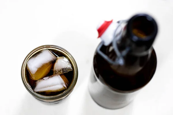 Glace dans le verre vue d'en haut avec une bouteille. Glace dans — Photo