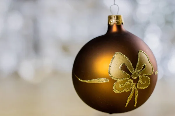 Decorazione di Natale su un tavolo di vacanza di legno. Colorato e bea — Foto Stock