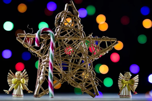 A celebratory Christmas star on a wooden table. Christmas decora — Stock Photo, Image