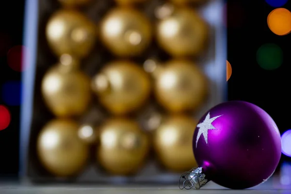 Le bagattelle di Natale in una scatola su uno sfondo di Natale lig — Foto Stock